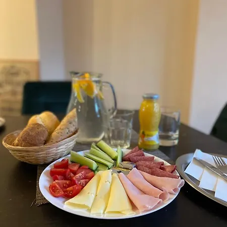 Hotel Zamecka 17 *