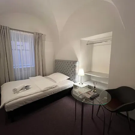 호텔 Zamecka 17 파르두비체