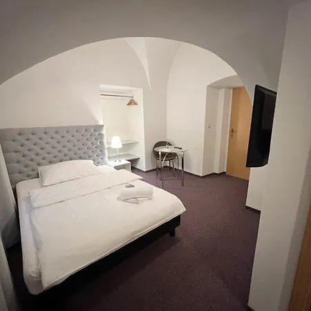 호텔 Zamecka 17 파르두비체